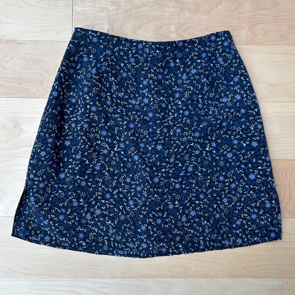 VINTAGE NAVY FLORAL SKIRT WITH BUILT-IN SHORTS - Picture 4 of 6